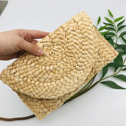 Women's Hand-Woven Handbag Boho Solid Color Straw Rattan Weave Corn Husk Handmade Envelope Wallet Females Coin Purses