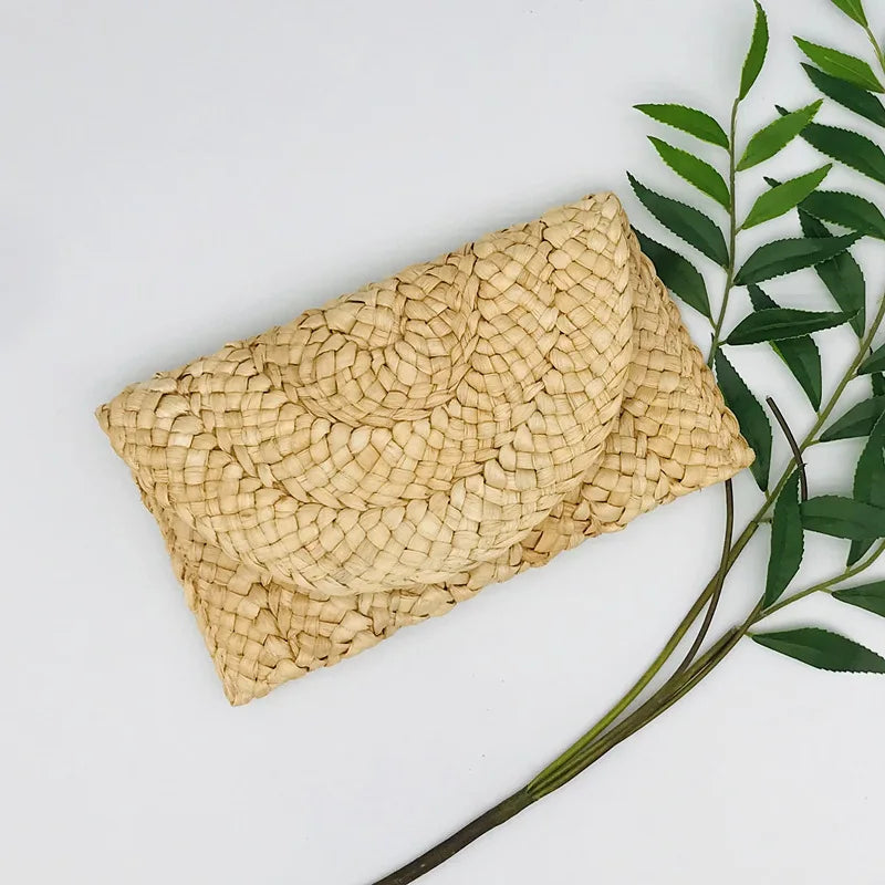 Women's Hand-Woven Handbag Boho Solid Color Straw Rattan Weave Corn Husk Handmade Envelope Wallet Females Coin Purses